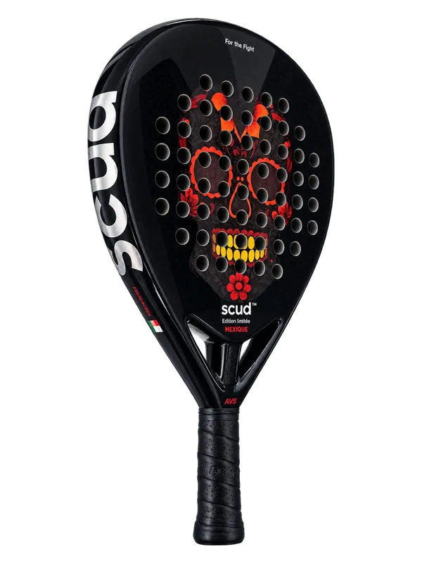 Raquette de padel SCUD Mexique M1 noire avec crâne Día de los Muertos rouge et jaune, vue de trois quarts